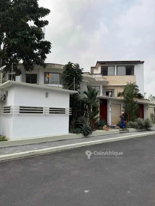 Villa triplex 9 pièces avec piscine — Cocody Riviera 3