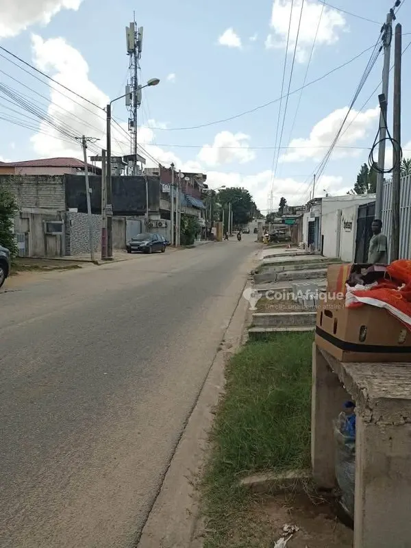 Terrain bâti 410 m² avec villa à raser — Cocody Riviera 3