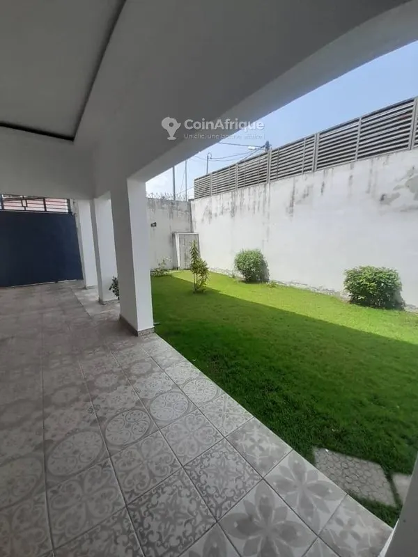 Villa duplex 5 pièces avec garage — Cocody Riviera Faya