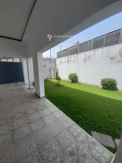 Villa duplex 5 pièces avec garage — Cocody Riviera Faya
