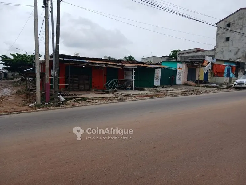 Terrain commercial 2300 m² en bordure de voie — Yopougon Niangon