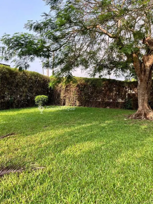 Terrain 2439 m² avec bâtisse 9 pièces — Le Plateau