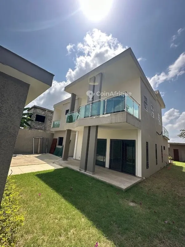 Villa duplex 8 pièces avec piscine — Bingerville Cité Petra