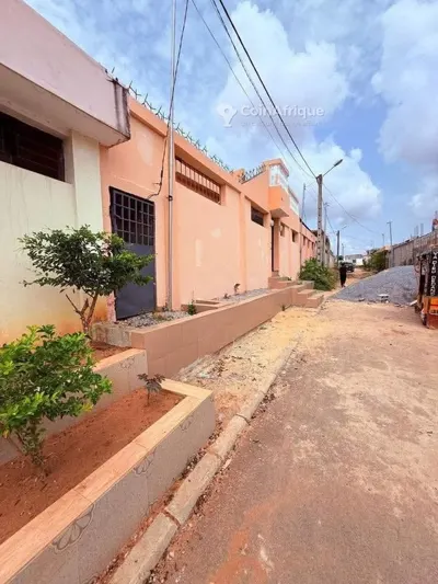 Villa basse 4 pièces avec dépendance — Bingerville Cité Trésor