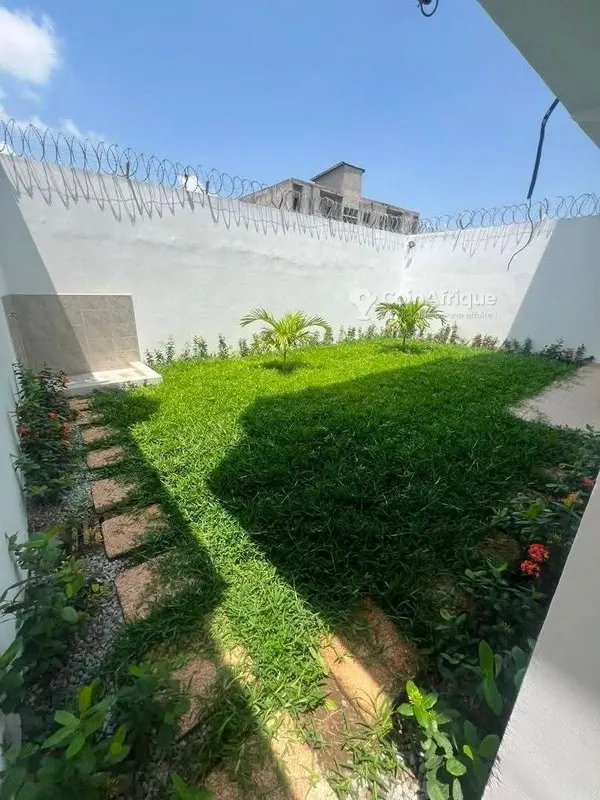 Villa duplex 8 pièces — Cocody Angré Nouveau CHU Djorobité