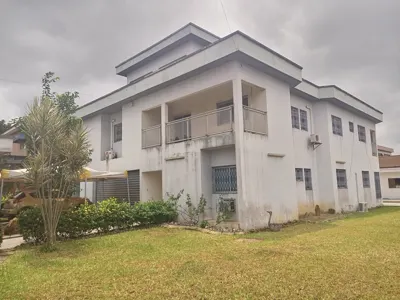 Duplex F11 11 pièces avec piscine et jardin — Yopougon Quartier Millionnaire