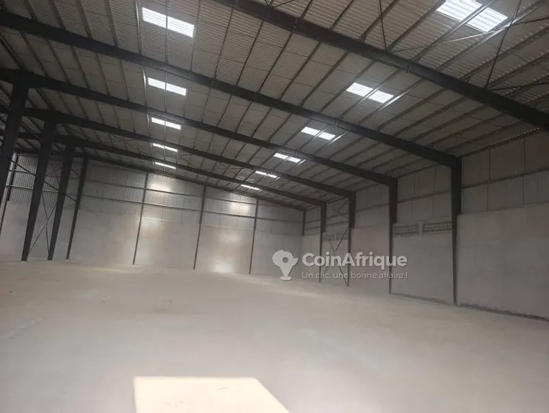 Entrepôt 4000 m² avec pont bascule — Yopougon Nouvelle Zone Industrielle