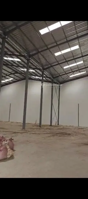 Entrepôt 1750 m² avec 1000 m² couvert — Treichville Zone 3