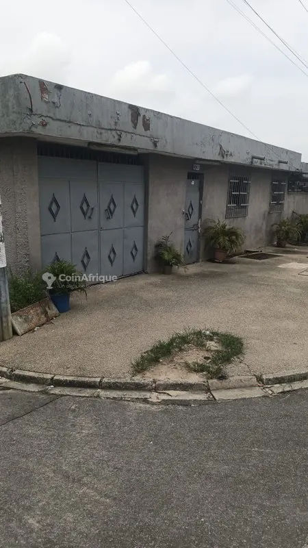 Villa basse 5 pièces avec garage — Attoban