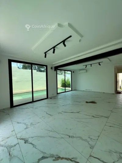 Villa duplex 5 pièces avec piscine — Cocody Riviera M'badon
