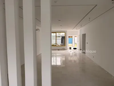 Villa duplex 5 pièces avec garage et jardin — Bingerville