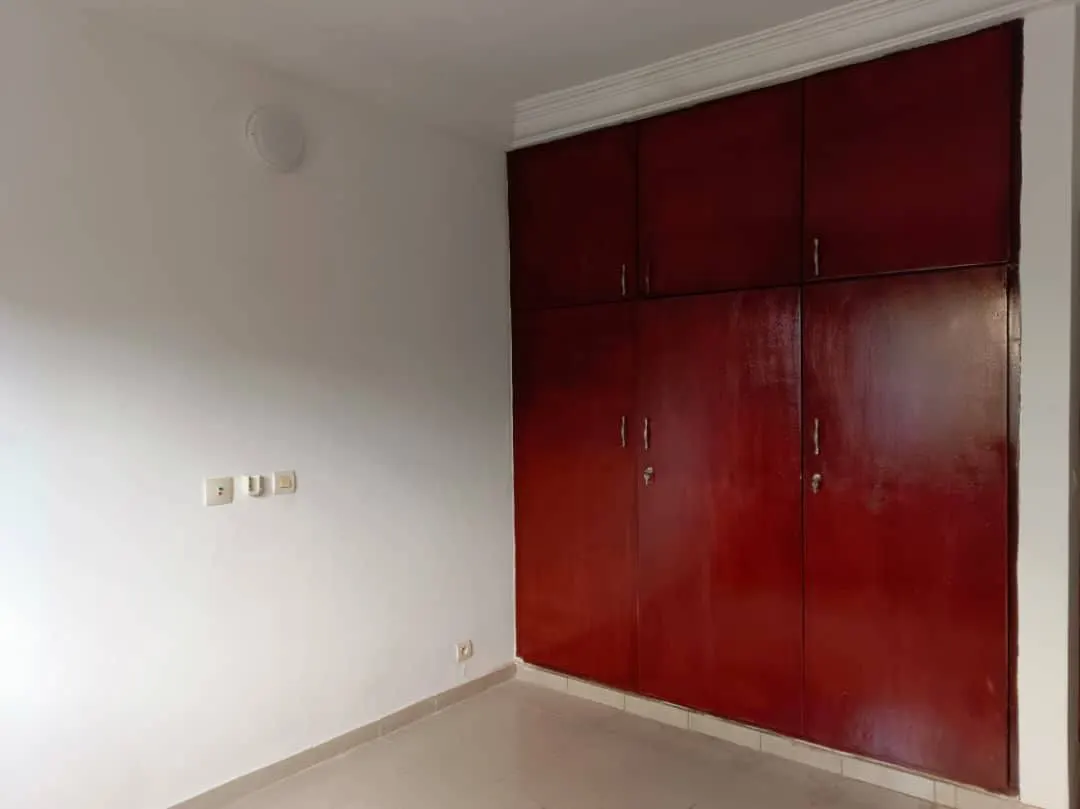 Maison basse 4 pièces — Cité Les Figuiers, Cocody