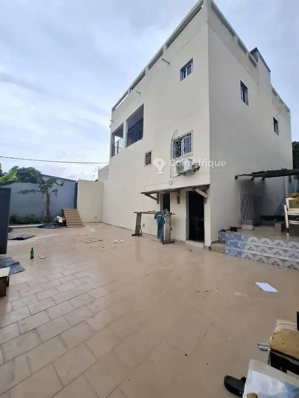 Villa duplex avec cour et 2 studios — Ferkessé