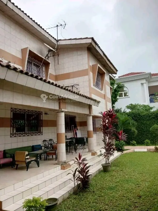 Villa duplex 10 pièces avec 6 chambres autonomes — Angré 8e Tranche