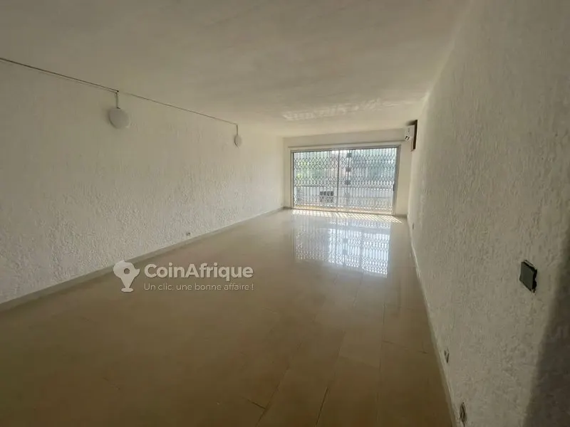 Appartement 4 pièces avec balcon — Cocody Corniche