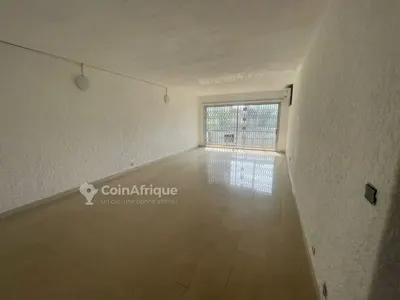 Appartement 4 pièces avec balcon — Cocody Corniche