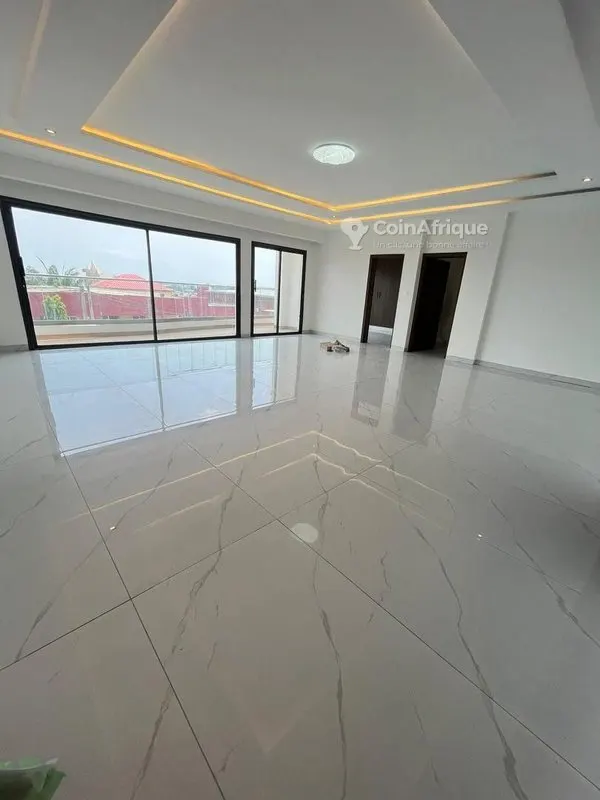 Appartement 3 pièces avec terrasse — Marcory Zone 4