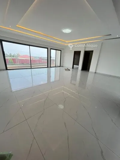 Appartement 3 pièces avec terrasse — Marcory Zone 4