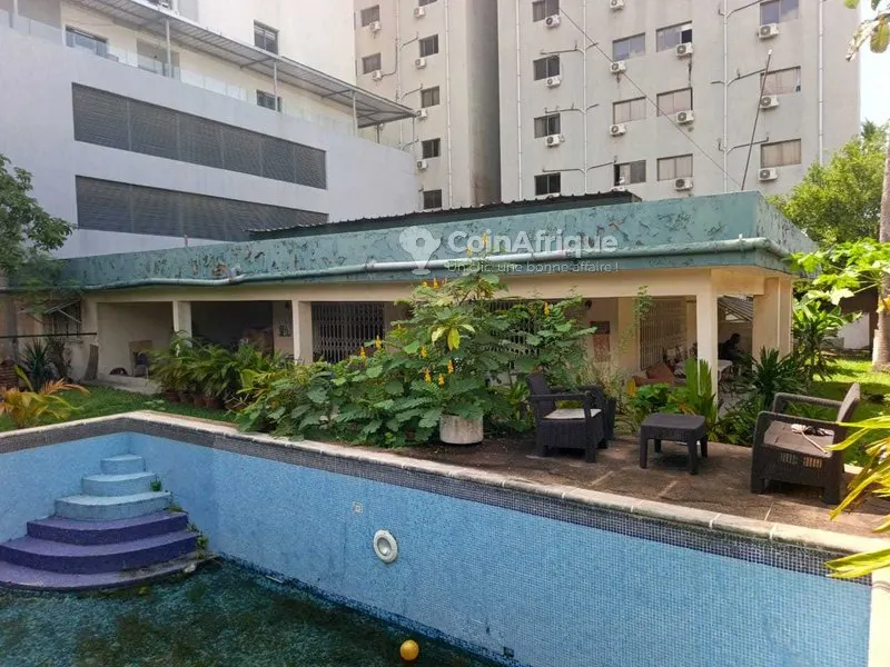 Villa 5 pièces avec terrain 673 m² — Abidjan Zone 4