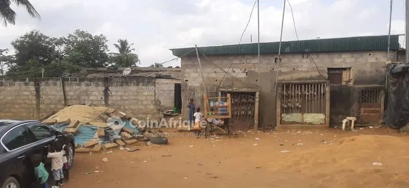 Terrain avec cour 4 portes et magasin — Abobo
