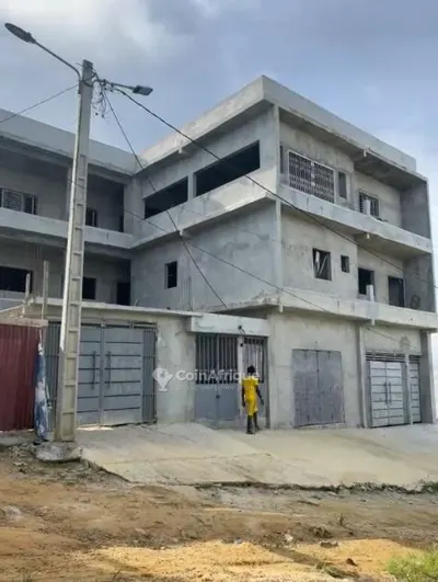 Immeuble R+2 (R+3 possible) 4 logements + magasin — Songon Saph
