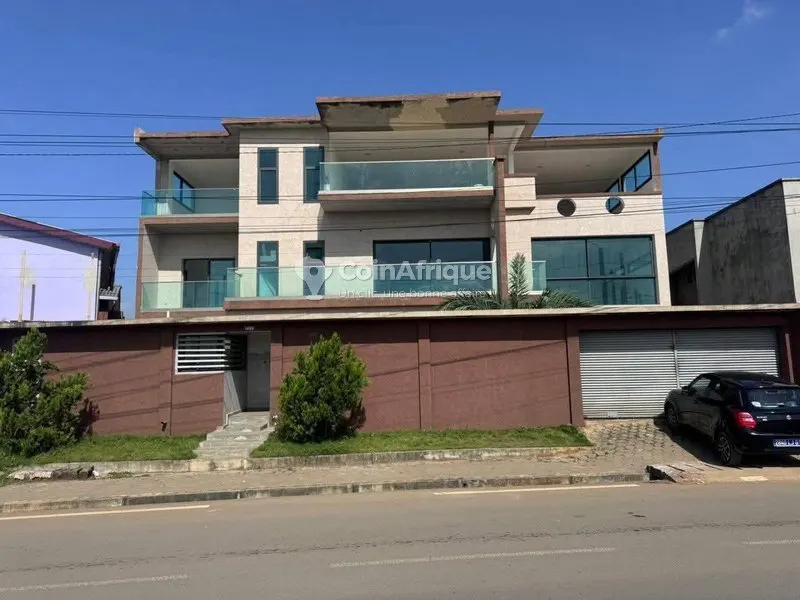 Villa triplex 10 pièces avec piscine — Bingerville Féh Kessé