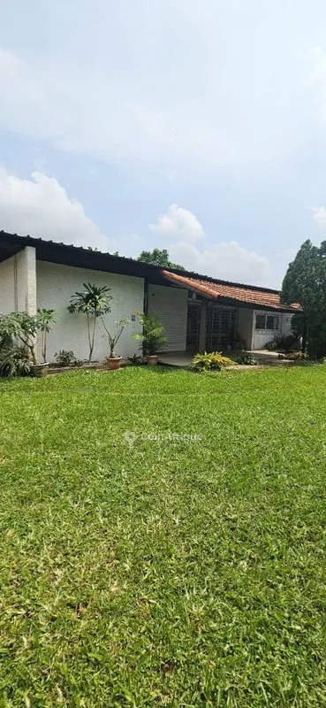 Villa 4 pièces avec garage et dépendance — Cocody Cité Bad
