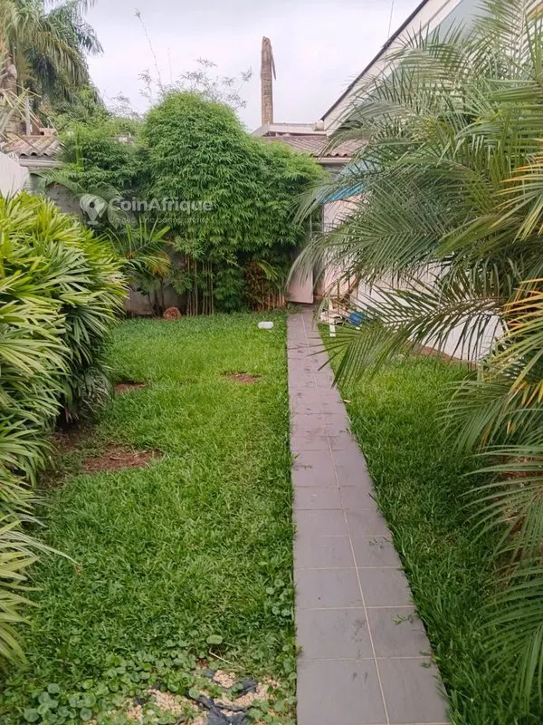 Villa basse 8 pièces avec garage — Cocody Les 2 Plateaux