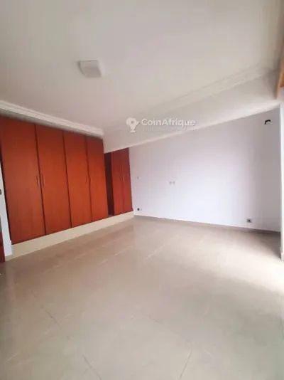 Villa basse 4 pièces avec piscine — Cocody Angré 8e tranche