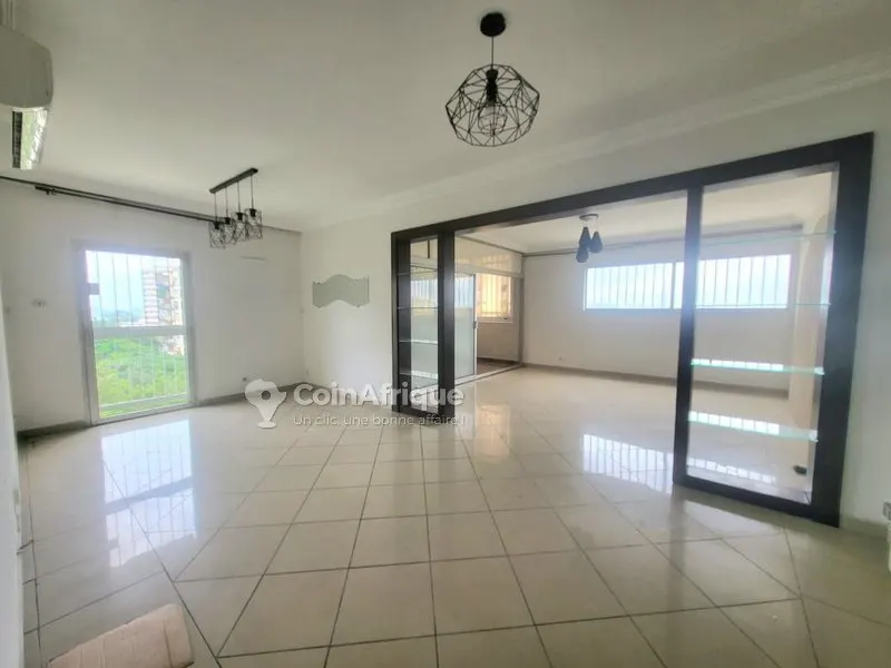 Appartement 4 pièces avec ascenseur — Cocody Riviera Golf
