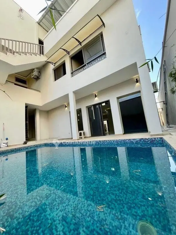 Villa duplex 8 pièces avec piscine — Riviera 4