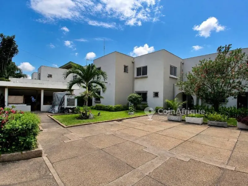 Villa duplex 9 pièces avec garage et jardin — Cocody Riviera 3