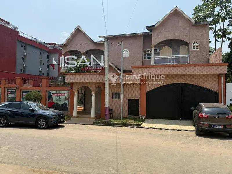 Terrain 1600 m² avec maison à rénover — Cocody Angré