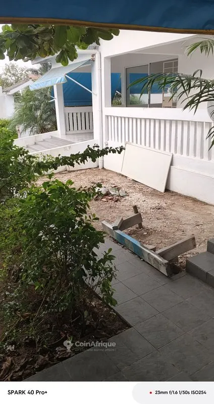 Villa basse 8 pièces, 5 chambres avec garage — Cocody Les 2 Plateaux