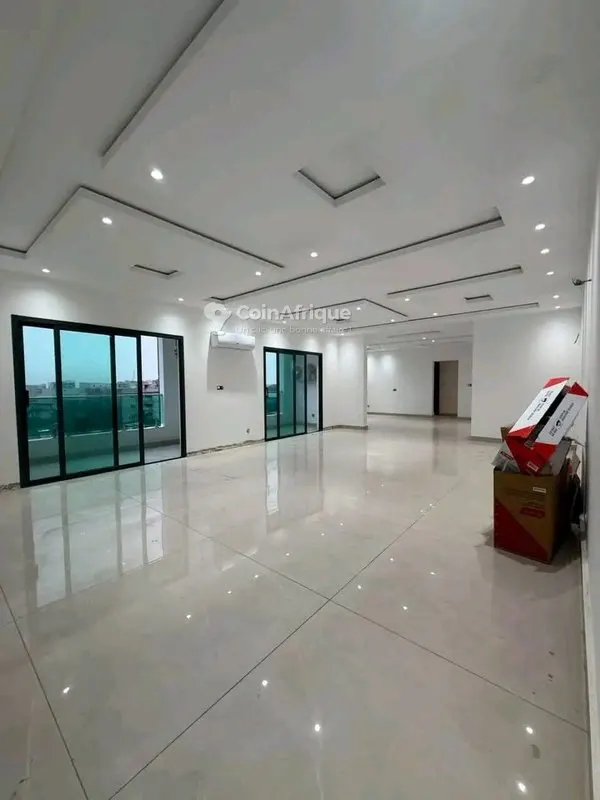 Villa duplex 7 pièces avec piscine — Cocody Riviera Abatta