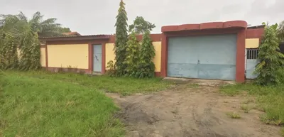 Villa basse F8 avec garage 4 véhicules — Port Bouet Amangoua-Koi
