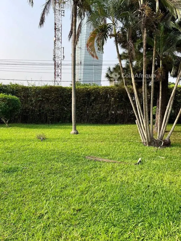 Terrain bâti 2439 m² avec villa bureaux — Plateau Indénié