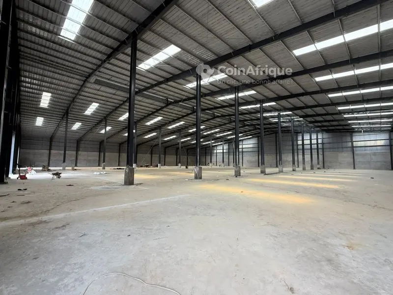 Entrepôt 10 000 m² avec bureaux et équipements — Nouvelle Zone Industrielle Yopougon
