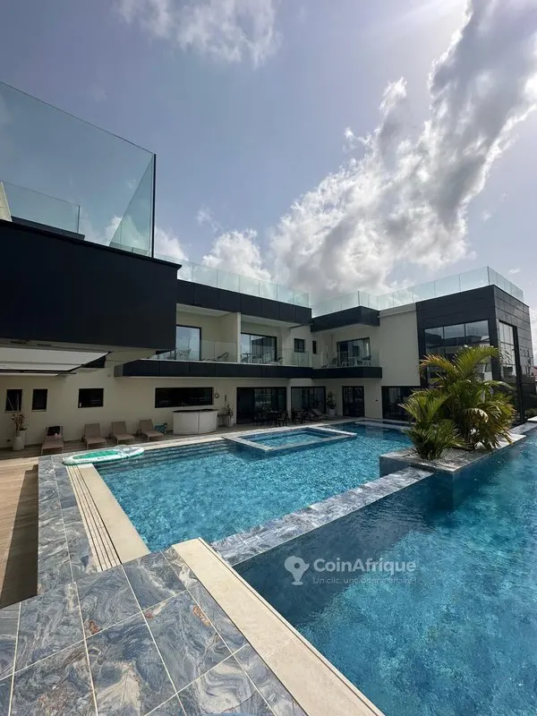 Villa complexe 18 chambres avec piscine — Grand-Bassam