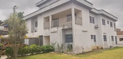 Duplex F11 11 pièces avec piscine et jardin — Yopougon Quartier Millionnaire