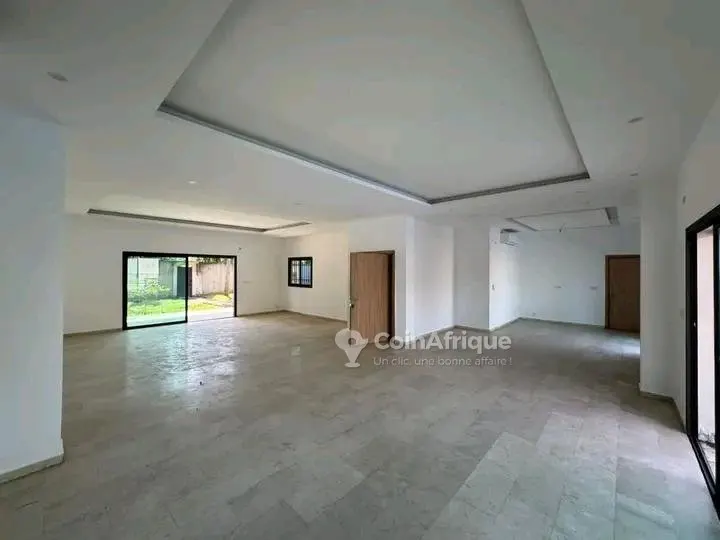 Villa duplex 8 pièces avec piscine — Cocody 2 Plateaux