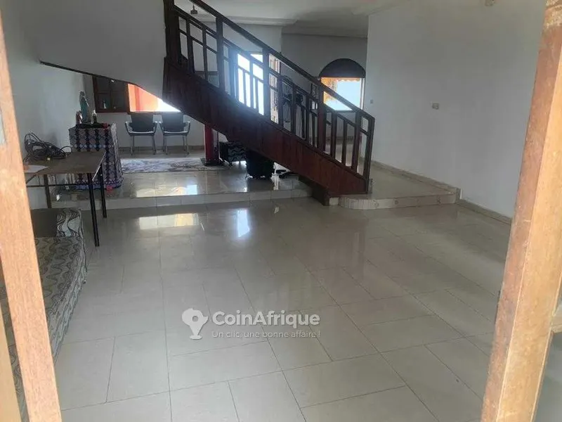 Duplex 4 pièces + 2 dépendances — Cocody Angré