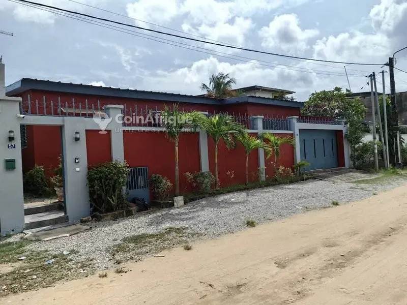 Villa basse 6 pièces avec piscine et jardin — Cocody Riviera Bonoumin