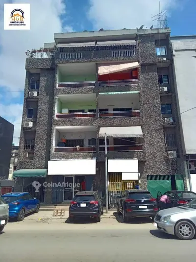 Immeuble R+3 avec penthouse et cour arrière — Koumassi Remblais