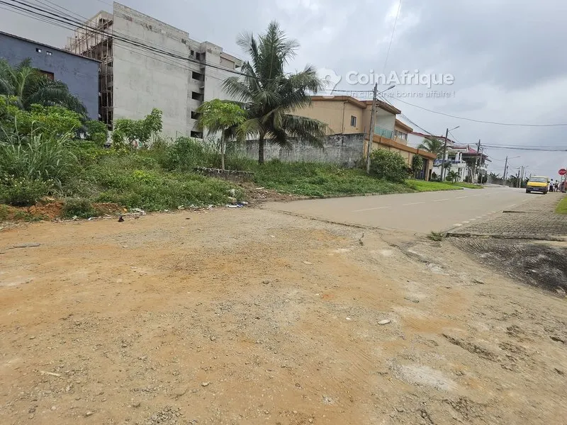 Terrain 700 m² — Bingerville
