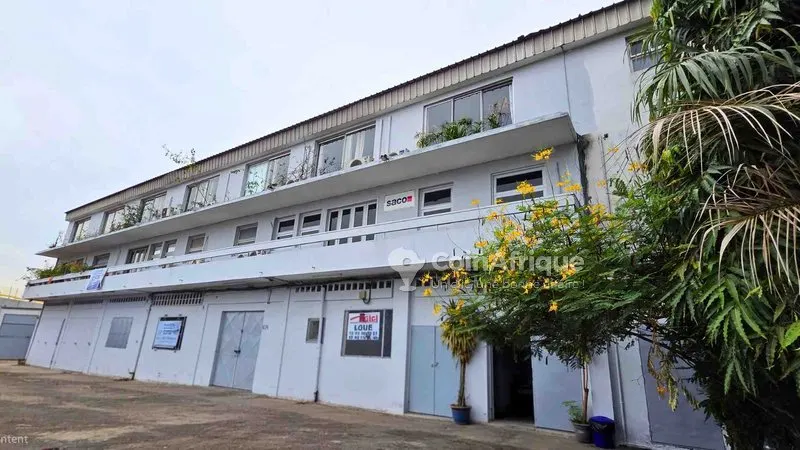 Local commercial 725 m² avec parking — Treichville
