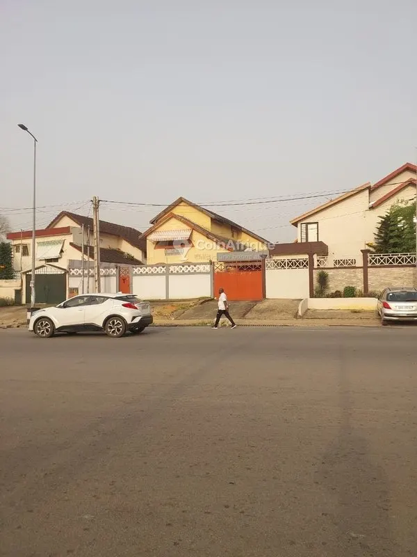 Villa duplex 4 pièces avec dépendances et garage — Cocody-Angré Cité Arcades 1