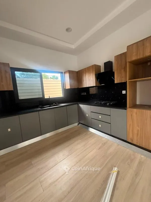 Villa basse 4 pièces avec piscine — Cocody Riviera Cité Ciad Primo