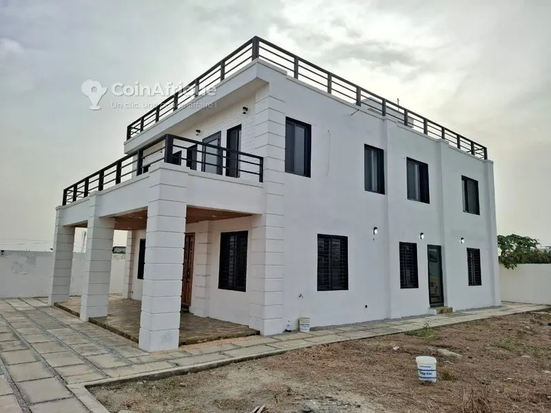 Villa triplex 6 pièces avec jardin paysager — Bingerville