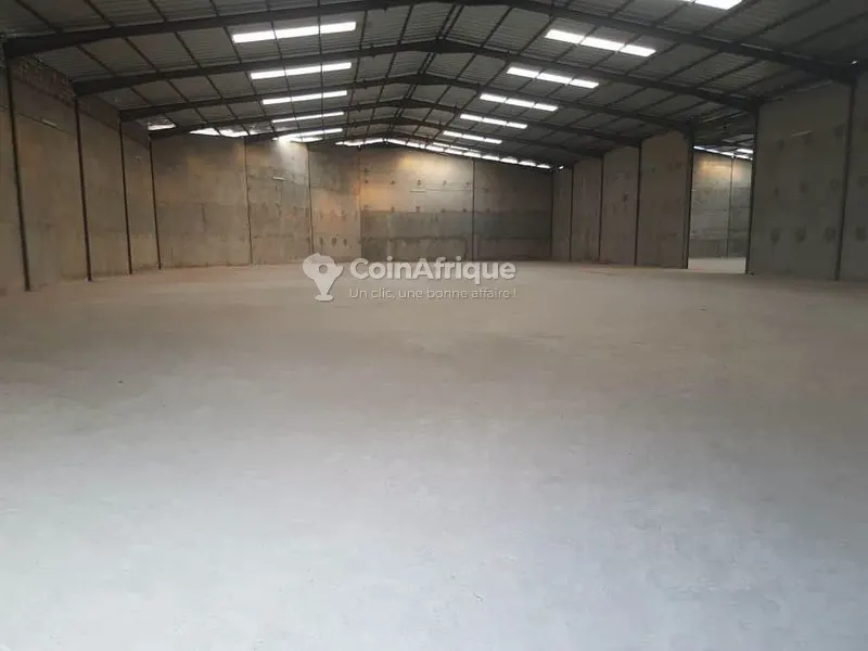 Entrepôt 10 000 m² avec pont bascule — Yopougon zone industrielle